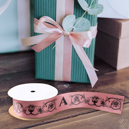  Elegant Pastelroze Bloemen en Monogram Satijnen Lint