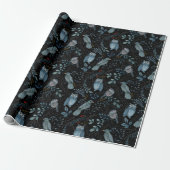 Elegant patroon van blauwe vogels, Planten op donk Cadeaupapier (Uitgerold)