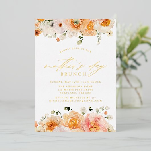 Elegant Peach Floral Moederdag Brunch Folie Uitnodiging (Staand Voorkant)
