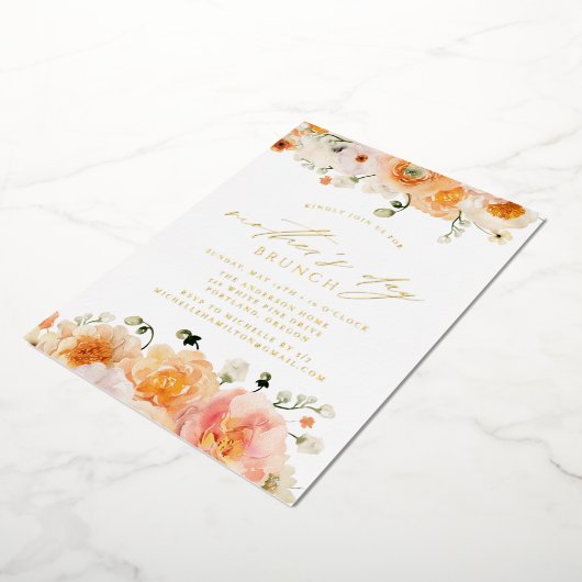 Elegant Peach Floral Moederdag Brunch Folie Uitnodiging (Gedraaid)