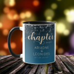 Elegant Peach Oceanic Blue Wedding a New Chapter Mok<br><div class="desc">Maak van je speciale dag een onvergeeflijke feestdag met deze eenvoudige maar stijlvolle mok, die elegante handgeschreven en blokletters in perzik bevat met een douche van confetti op een zwarte naar een verbluffende schaduw van blauw, evocatief van de mediterrane achtergrond. Pas aan zoals gewenst. Ontwerp © W.H. Sim. Zie meer...</div>