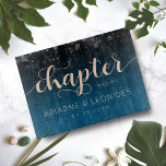 Elegant Peach Oceanic Blue Wedding a New Chapter Snijplank<br><div class="desc">Maak van je speciale dag een onvergeeflijk feest met dit eenvoudige maar stijlvolle snijbord,  met elegante handgeschreven en bloklettering in perzik met een douche van confetti,  geplaatst op een zwarte tot duizelende oceanische-shade-van-blauw-evocatief-van-de-mediterrane achtergrond. Pas aan zoals gewenst. Ontwerp © W.H. Sim. Zie meer op zazzle.com/expressionsoccasions</div>
