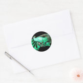 ELEGANT PEACOCK IN GROEN, ZWART RONDE STICKER (Envelop)