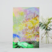 ELEGANT PEACOCK IN HET GROENE PAARSE SPARKELLOW BRIEFPAPIER (Staand voorkant)