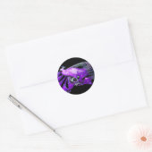 ELEGANT PEACOCK IN PAARSE VIOLET, ZWART RONDE STICKER (Envelop)