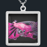 ELEGANT PEACOCK IN PINK, FUCHSIA EN BLACK ZILVER VERGULDEN KETTING<br><div class="desc">Kleurrijk en stijlvol design met heldere 3D-edelstenen Digitaal grafisch ontwerp door Bulgan Lumini. Deel van het nieuwe collectie ARCADIA .</div>