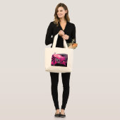 ELEGANT PEACOCK IN PINK, FUCHSIA, ZWART GROTE TOTE BAG (Voorkant (model))