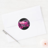 ELEGANT PEACOCK IN PINK, FUCHSIA, ZWART RONDE STICKER (Envelop)