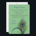 Elegant Peacock Rehearsal Dinner (groen) Kaart<br><div class="desc">Elegante paukveren versieren deze trouwrepetitieve uitnodiging op een groene achtergrond. De uitnodiging staat vermeld in het basisdocument,  maar ik raad de schimmer van het parelhoenderpapier aan om de rijksheid van de veren uit te leggen.</div>