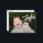 Elegant penseelscript Vrolijke moderne kerst Feestdagenkaart<br><div class="desc">Modern stijl religieus briefkaart met een eenvoudig en minimaal ontwerp met "Joyful" in een elegant wit penseelscript,  samen met uw boodschap en familienaam over uw favoriete foto.</div>