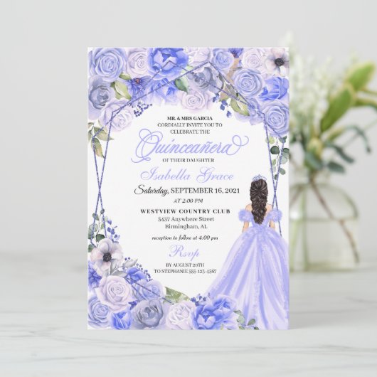 Elegant Periwinkle Blue Floral Quinceanera Invitat Kaart (Staand voorkant)