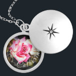 Elegant persoonlijk Roos Photo Locket Ketting<br><div class="desc">Het elegante Persoonlijke ontwerp van het Ketting van het Slot van de Foto van het Roos kenmerkt het afbeelding van een prachtige,  roze roze roze roos die als achtergrond aan de naam wordt getoond u,  getoond in een decoratieve,  witte doopvont. Het afbeelding kan met uw foto worden vervangen.</div>