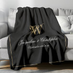 Elegant Persoonlijke Pas getrouwd Keepomwille Mono Fleece Deken<br><div class="desc">Elegant Chique Zwart Gepersonaliseerde Pas getrouwd Keepsake Monogram Fleece Deken. Gepersonaliseerde zwart en goud monogrammed Fleece Deken. Klassiek romantisch script voor het initiaal, de namen van de bruid en bruidegom, en de trouwdatum op een eenvoudige elegante zwarte achtergrond. Een perfect cadeau-idee voor een huwelijkscadeau, een nieuw huwelijkscadeau, een gekoesterde herinnering...</div>