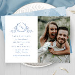 Elegant Photo Blue Monogram Weddenschap Save the D Save The Date<br><div class="desc">Maak je trouwdatum bekend met deze opvallende bruiloft, behalve de datumkaart met twee secties aan de voorkant, aan de linkerkant, de voortreffelijke hand getekend botanisch monogram, elegant stellend initialen van koppels in blauwe tinten met je namen en trouwdatum en locatie details, en aan de rechterkant met sectie voor je foto....</div>