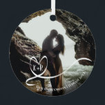 Elegant Photo Honeymoon Trip Memories Keepslag Metalen Ornament<br><div class="desc">Dit prachtige huwelijkskont zal een geweldig cadeau of keepascadeau zijn voor een man of vrouw of een pasgetrouwde. Voeg gewoon een foto van het stel toe, bij voorkeur op een donkere achtergrond. Dit ornament is volledig klantgericht, zodat kunt u de initialen veranderen, en uw gebeurtenis, plaats, en datum evenals om...</div>
