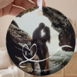 Elegant Photo Honeymoon Trip Memories Keepslag Metalen Ornament<br><div class="desc">Dit prachtige huwelijkskont zal een geweldig cadeau of keepascadeau zijn voor een man of vrouw of een pasgetrouwde. Voeg gewoon een foto van het stel toe, bij voorkeur op een donkere achtergrond. Dit ornament is volledig klantgericht, zodat kunt u de initialen veranderen, en uw gebeurtenis, plaats, en datum evenals om...</div>