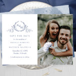 Elegant Photo Navy Blue Monogram Weddenschap Save The Date<br><div class="desc">Maak je trouwdatum bekend met deze opvallende bruiloft, behalve de datumkaart met twee secties op de voorkant, naar de linkerkant, de botanische monogram, die elegant stellende initialen in jachthutten met je namen en trouwdatum en locatie details, en naar rechts met een sectie voor je foto. Rug met een fijne waterverf...</div>