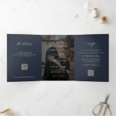 Elegant photo navy blue wedding RSVP details QR Drieluik Uitnodiging (Binnen)