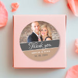 Elegant Photo Wedding Hartelijk dank Ronde Sticker<br><div class="desc">Elegant fotobruiloft bedankt je voor je favoriete sticker. Elegant en modern design in beige en donkergrijze kleuren. Trendy typografie in witte,  personaliseerbare bruid's,  bruinachtige ˙'s namen en trouwdatum. Het ontwerp heeft een foto - neem uw foto in de sjabloon op.</div>
