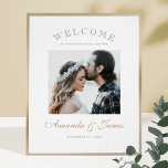 Elegant Photo Wedding Rehearsal Dinner Welkom Poster<br><div class="desc">Deze simpele chic foto's bruiloft repetitief diner welkome poster sjabloon bevat een schoon, modern design. Uw eerste namen worden benadrukt in een gracieus, stromend manuscript in een elegante tint genoemd Californië Gold. We hebben gekozen voor een simpele klassieke zoektocht naar 'WELCOME' bovenaan, en hebben de letters in een boog gerangschikt,...</div>