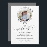 Elegant Photo Wedding Romantic Script Invitation Kaart<br><div class="desc">Deze elegante uitnodiging voor een fotobruiloft is voorzien van uw afbeelding bovenaan,  omringd door een simpele groeve met koolstof. Het is met een romantisch calligrafiescript in paren gerangschikt.</div>