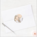 Elegant Photo Wedding Ronde Sticker<br><div class="desc">Klik de "Klik om verder"knoop aan te passen om de kleur van de manuscriptformulering uit te geven. Het afbeelding van de foto van de beweging boven bekledingslagen aan centrum. Bekijk het hele collectie voor meer overeenkomende objecten!</div>