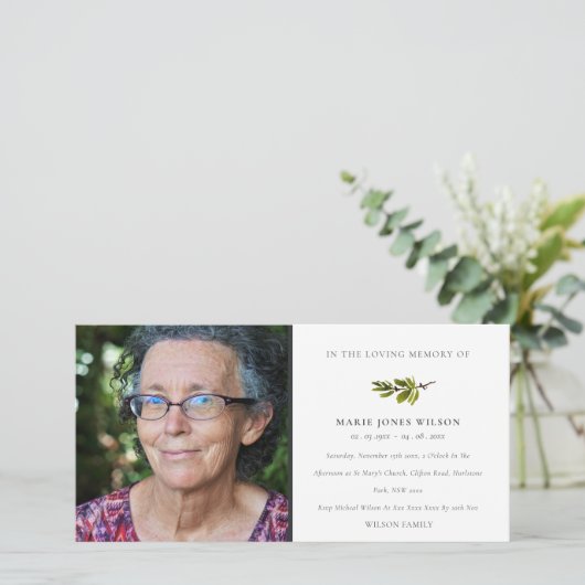 Elegant Pine Branch Photo Memorial Service Card Bedankkaart (Staand voorkant)