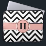 Elegant Pink & Black Monogramed Roos Gold Chevron Laptop Sleeve<br><div class="desc">Bescherm uw laptop in stijl met een chic modern sleeve. Het ontwerp is voorzien van een zwart en wit patroon van de chevron zig-zag, een gouden folie van faux-rozen in roze en zwarte stripe, en uw gepersonaliseerde monogram. Dit elegante en trendy computerhoesje maakt een stijlvol geschenk voor haar.</div>