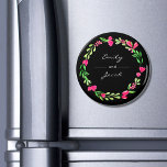 Elegant Pink Floral WreatBlack Name of Couple Magneet<br><div class="desc">Elegant roze Floral Wreath Name of Couple magnet met een zwarte achtergrond. Pas deze sjabloon aan om uw gegevens toe te voegen. Klik om verder aan te passen om meer veranderingen aan te brengen. Contact opnemen op admin@giftsyoutreasure.com</div>