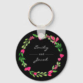 Elegant Pink Floral WreatBlack Name of Couple Sleutelhanger (Voorkant)