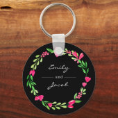 Elegant Pink Floral WreatBlack Name of Couple Sleutelhanger (Voorkant)