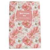 Elegant pink flowers and gold monogram gift bag medium cadeauzakje (Voorkant)