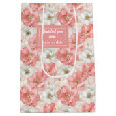 Elegant pink flowers and gold monogram gift bag medium cadeauzakje (Achterkant)