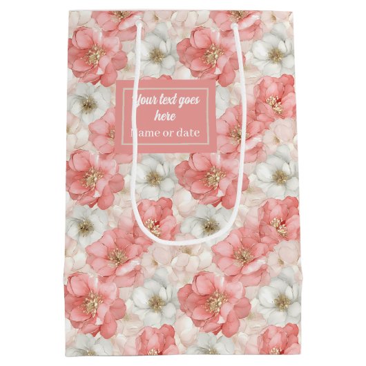 Elegant pink flowers and gold monogram gift bag medium cadeauzakje (Achterkant)