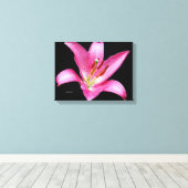 Elegant Pink Oriental Lily Lilium Stargazer Flower Canvas Afdruk (Insitu (Houten vloer))