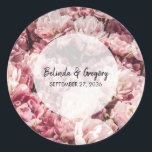 Elegant Pink Peonies Wedding Ronde Sticker<br><div class="desc">Dit ontwerp bevat een hoop roze pony-bloemen. De roze tonen van de pinda's samen met het witte semopake cirkelvormige lijst omcirkelen de titel of de namen van de bruid en van de bruinkoolsoorten. Peonies zijn een populaire selectie voor trouwbloemen, omdat ze elegantie en genade toevoegen. Een uniek ontwerp dat ideaal...</div>