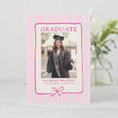 Elegant Pink Stripes Bow Frame Graduation Photo  Aankondiging (Staand voorkant)