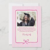 Elegant Pink Stripes Bow Frame Graduation Photo  Aankondiging (Achterkant)