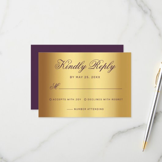 Elegant Plum Gold Script Calligraphy Weddenschap RSVP Kaartje (Voorkant / Achterkant in situ)