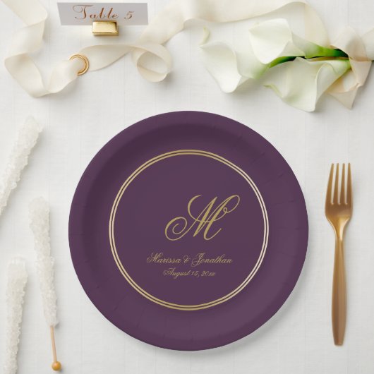 Elegant Plum Paars Gold Monogram Script Weduwschap Papieren Bordje (Huwelijk)