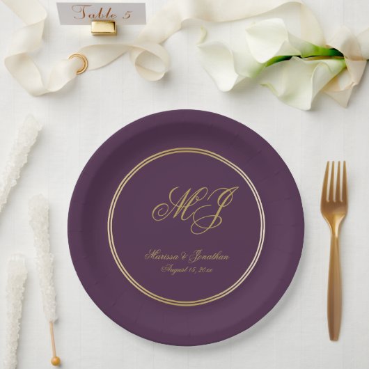 Elegant Plum Paars Gold Monogram Script Weduwschap Papieren Bordje (Huwelijk)