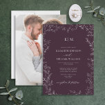 Elegant Plum Paars Leaf Photo Monogram Weddenschap Kaart<br><div class="desc">Zeg 'ik doe' tegen je perfecte huwelijksuitnodiging. Introductie van de elegante plum paars miniem bladfotomonogram bruiloft Uitnodiging-online exclusief en één van onze meest waardevolle design. Deze moderne manier om klassieke elegantie aan te nemen is zeker om een verklaring af te leggen die je gasten niet snel zullen vergeten. De uitnodiging...</div>
