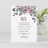 Elegant Plum Paars Roos 65th Birthday Invitation Kaart (Staand voorkant)
