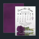 Elegant Plum Paars Roos Romantic Wedding Calendar Save The Date<br><div class="desc">Deze prachtige Save the Date-kaarten zijn voorzien van een prachtige foto van een enkel paars roos met lange afstamming dat in water reflecteert met golven en rimpels. De kaart bevat een kalender met je trouwdatum omringd in een hart. Mooi romantisch ontwerp.</div>