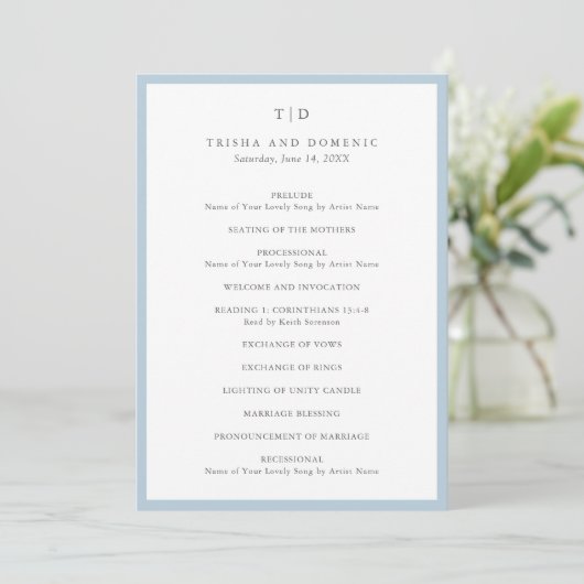 Elegant Poederblauw Monogram Moderne Trouwdag Programmakaart (Staand voorkant)