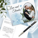 Elegant Powder Blue Roos Wedding Love & Bedankt Briefkaart<br><div class="desc">Dit mooie briefkaart is een eenvoudige maar doordachte manier om je trouwgasten te bedanken. Het is een prachtig ontwerp met je trouwfoto in een ovaal vormend lijst, en een enkele lange, gestammeerde, stoffige poederblauwe roos die in een zwembad reflecteert. De titel leest "Liefde en Bedankt" en er is ruimte voor...</div>