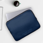Elegant Professional Navy Blue Laptop Sleeve<br><div class="desc">Dit is een moderne en minimalistische laptophoes in blauw van de marine. Het zal iedereen die op zoek is naar een chic en minimaal design,  aanspreken. Pas dit aan met je eigen details. Gelieve te contacteren de ontwerper voor om het even welke variaties van dit bijzondere ontwerp.</div>