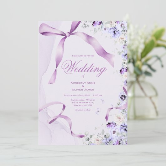 Elegant Purple Floral Ribbons Wedding Invitation Kaart (Staand voorkant)