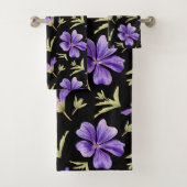 Elegant Purple Flowers Pattern with Green Accents Bad Handdoek (Insitu)