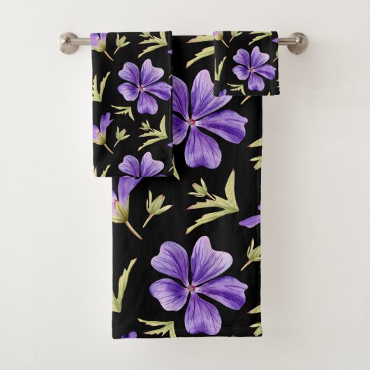 Elegant Purple Flowers Pattern with Green Accents Bad Handdoek (Insitu)